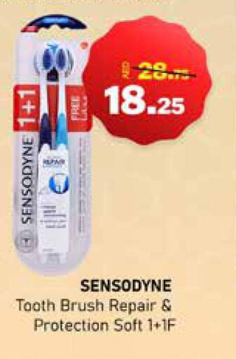 SENSODYNE Toothbrush  in الأسواق هايبرماركت in الإمارات العربية المتحدة , الامارات - رَأْس ٱلْخَيْمَة