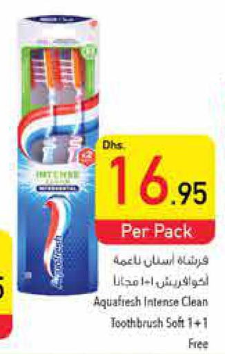 AQUAFRESH Toothbrush  in السفير هايبر ماركت in الإمارات العربية المتحدة , الامارات - أم القيوين‎