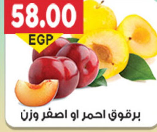  Peach  in El Gizawy Market   in Egypt - Cairo