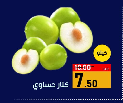 Apple available at Green Apple Market in KSA, Saudi Arabia, Saudi - Al Hasa