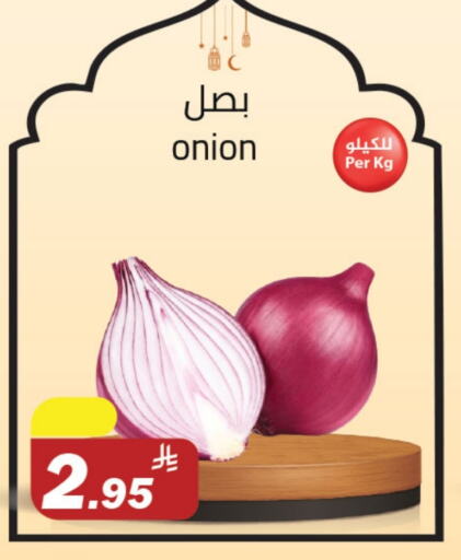 Onion available at Supermarket Stor in KSA, Saudi Arabia, Saudi - Riyadh