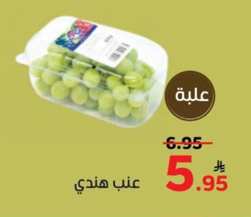 Apple available at Green Apple Market in KSA, Saudi Arabia, Saudi - Al Hasa