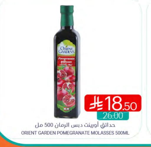 Pomegranate available at Muntazah Markets in KSA, Saudi Arabia, Saudi - Saihat