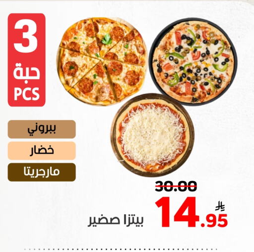Apple available at Green Apple Market in KSA, Saudi Arabia, Saudi - Al Hasa