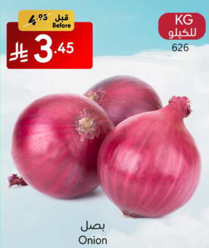 Onion available at Manuel Market in KSA, Saudi Arabia, Saudi - Jeddah