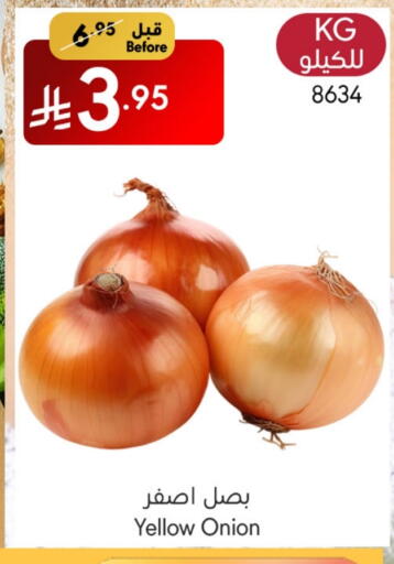Onion available at Manuel Market in KSA, Saudi Arabia, Saudi - Jeddah
