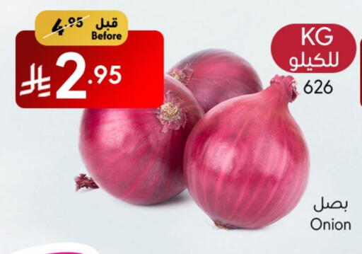 Onion available at Manuel Market in KSA, Saudi Arabia, Saudi - Jeddah
