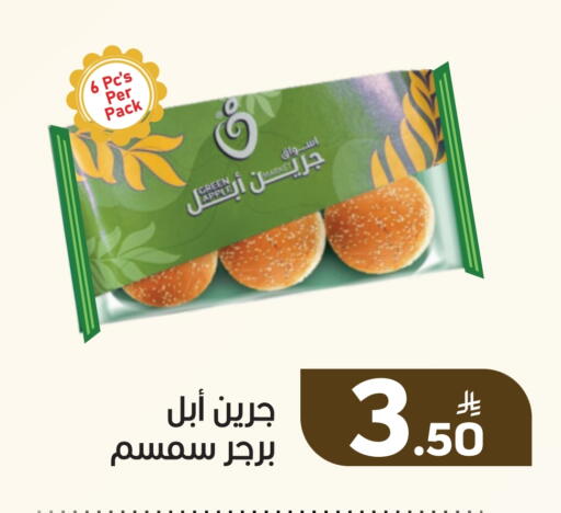 Apple available at Green Apple Market in KSA, Saudi Arabia, Saudi - Al Hasa