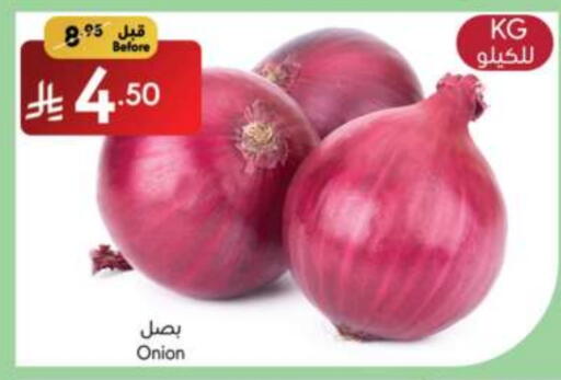 Onion available at Manuel Market in KSA, Saudi Arabia, Saudi - Riyadh