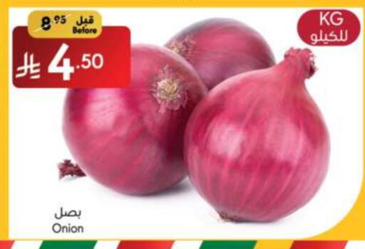 Onion available at Manuel Market in KSA, Saudi Arabia, Saudi - Riyadh
