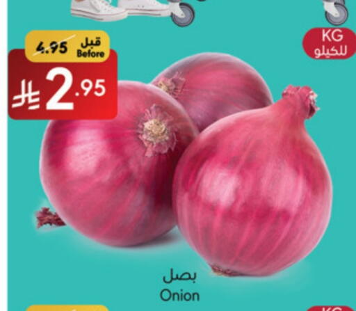 Onion available at Manuel Market in KSA, Saudi Arabia, Saudi - Jeddah