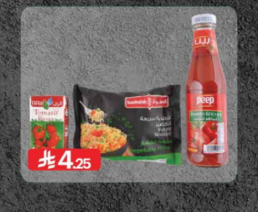 Tomato available at Muntazah Markets in KSA, Saudi Arabia, Saudi - Saihat