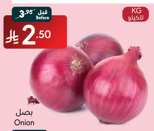Onion available at Manuel Market in KSA, Saudi Arabia, Saudi - Jeddah