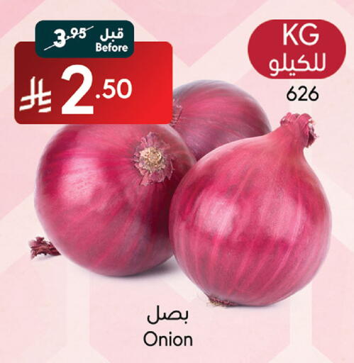 Onion available at Manuel Market in KSA, Saudi Arabia, Saudi - Jeddah