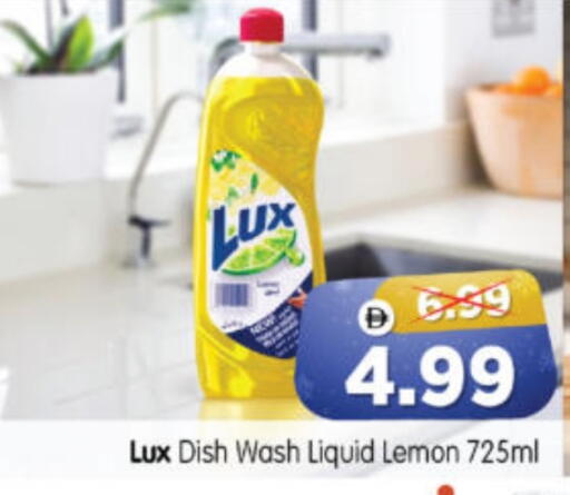 Lemon available at هايبر ماركت المدينة in الإمارات العربية المتحدة , الامارات - أبو ظبي