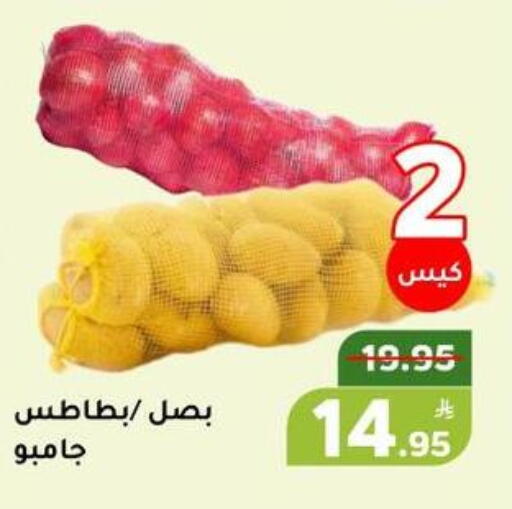 Apple available at Green Apple Market in KSA, Saudi Arabia, Saudi - Al Hasa