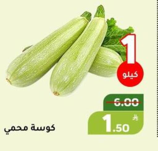 Apple available at Green Apple Market in KSA, Saudi Arabia, Saudi - Al Hasa