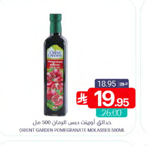 Pomegranate available at Muntazah Markets in KSA, Saudi Arabia, Saudi - Qatif