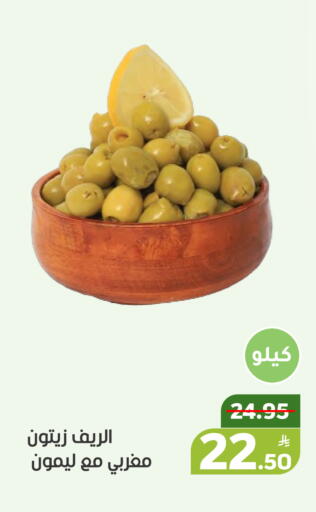 Apple available at Green Apple Market in KSA, Saudi Arabia, Saudi - Al Hasa