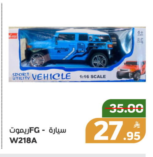 Apple available at Green Apple Market in KSA, Saudi Arabia, Saudi - Al Hasa