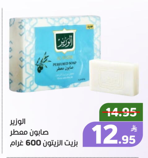 Apple available at Green Apple Market in KSA, Saudi Arabia, Saudi - Al Hasa