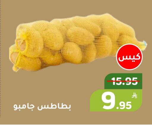 Apple available at Green Apple Market in KSA, Saudi Arabia, Saudi - Al Hasa