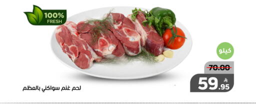 Apple available at Green Apple Market in KSA, Saudi Arabia, Saudi - Al Hasa