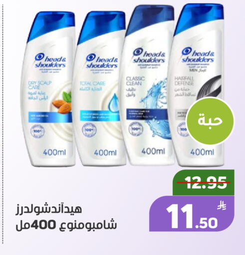 Apple available at Green Apple Market in KSA, Saudi Arabia, Saudi - Al Hasa