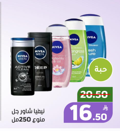 Apple available at Green Apple Market in KSA, Saudi Arabia, Saudi - Al Hasa