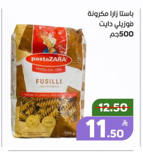 Apple available at Green Apple Market in KSA, Saudi Arabia, Saudi - Al Hasa