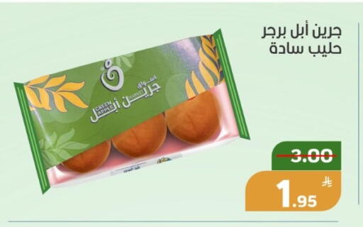 Apple available at Green Apple Market in KSA, Saudi Arabia, Saudi - Al Hasa