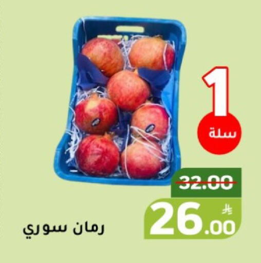 Apple available at Green Apple Market in KSA, Saudi Arabia, Saudi - Al Hasa