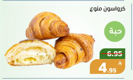 Apple available at Green Apple Market in KSA, Saudi Arabia, Saudi - Al Hasa