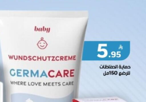 Apple available at Green Apple Market in KSA, Saudi Arabia, Saudi - Al Hasa