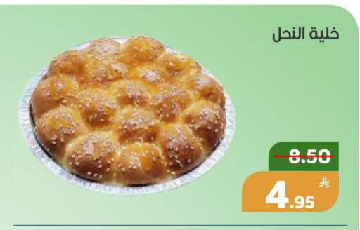 Apple available at Green Apple Market in KSA, Saudi Arabia, Saudi - Al Hasa