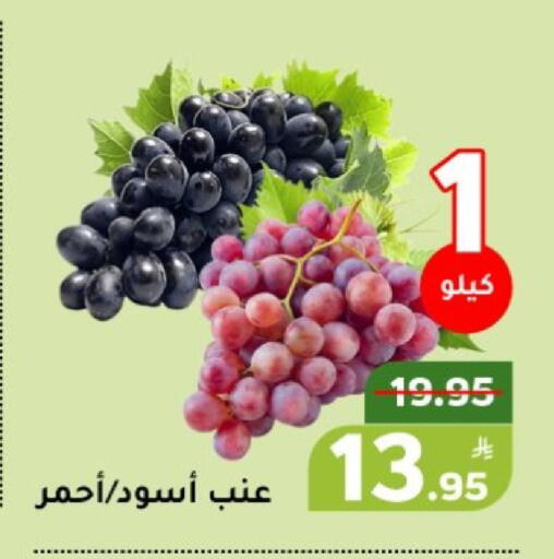 Apple available at Green Apple Market in KSA, Saudi Arabia, Saudi - Al Hasa