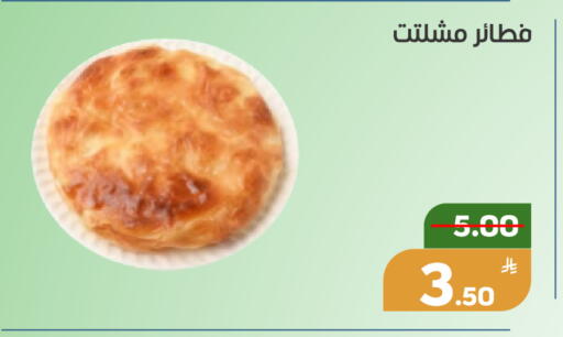 Apple available at Green Apple Market in KSA, Saudi Arabia, Saudi - Al Hasa