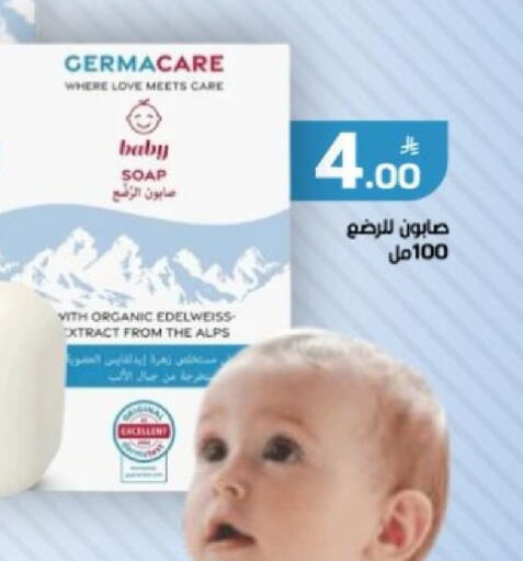 Apple available at Green Apple Market in KSA, Saudi Arabia, Saudi - Al Hasa