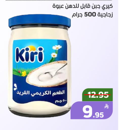 Apple available at Green Apple Market in KSA, Saudi Arabia, Saudi - Al Hasa