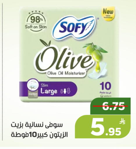 Apple available at Green Apple Market in KSA, Saudi Arabia, Saudi - Al Hasa