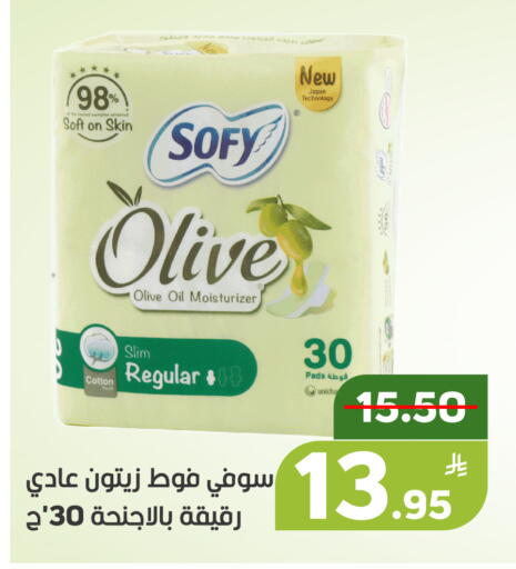 Apple available at Green Apple Market in KSA, Saudi Arabia, Saudi - Al Hasa