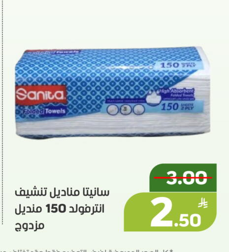 Apple available at Green Apple Market in KSA, Saudi Arabia, Saudi - Al Hasa