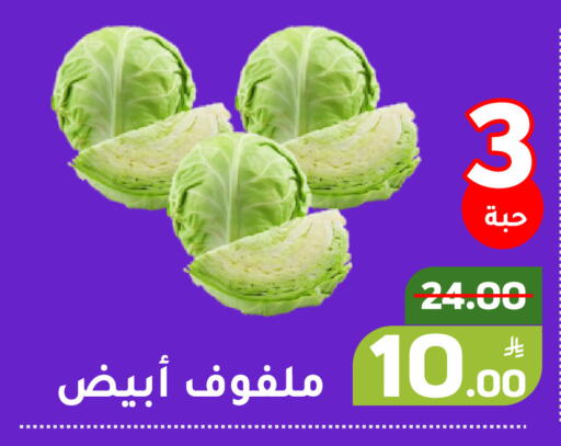 Apple available at Green Apple Market in KSA, Saudi Arabia, Saudi - Al Hasa