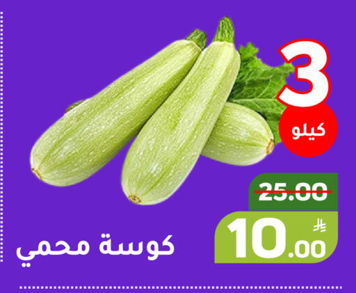 Apple available at Green Apple Market in KSA, Saudi Arabia, Saudi - Al Hasa