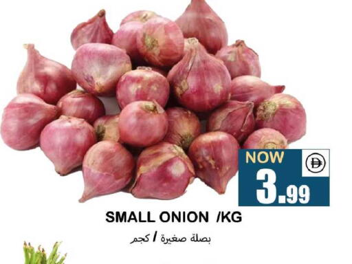 Onion available at سوق المبارك هايبرماركت in الإمارات العربية المتحدة , الامارات - الشارقة / عجمان