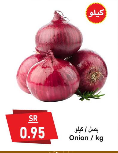 Onion available at Al Mukhaizeem Markets in KSA, Saudi Arabia, Saudi - Dammam