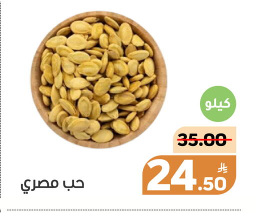 Apple available at Green Apple Market in KSA, Saudi Arabia, Saudi - Al Hasa