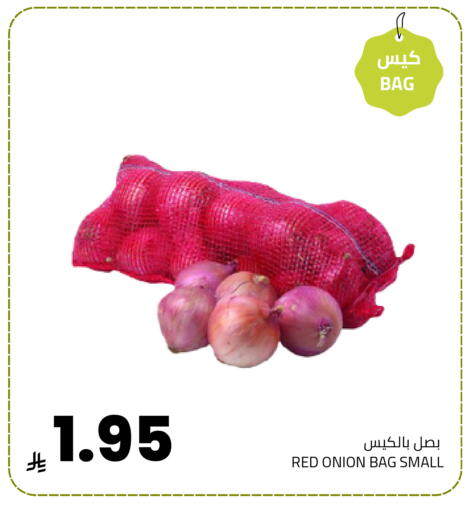 Onion available at Astra Markets in KSA, Saudi Arabia, Saudi - Tabuk