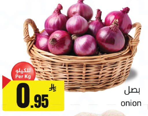 Onion available at Supermarket Stor in KSA, Saudi Arabia, Saudi - Riyadh