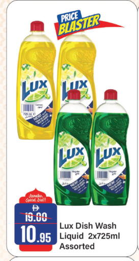 Lemon available at الأسواق هايبرماركت in الإمارات العربية المتحدة , الامارات - الشارقة / عجمان